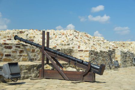 Kanonen auf die Festungsmauern von Suceava, Rumänien