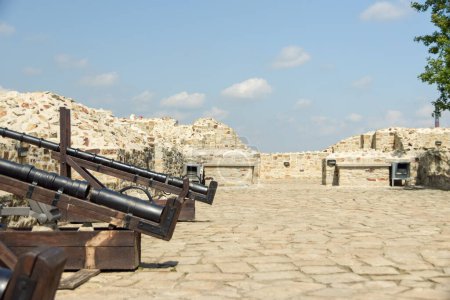 Kanonen auf die Festungsmauern von Suceava, Rumänien