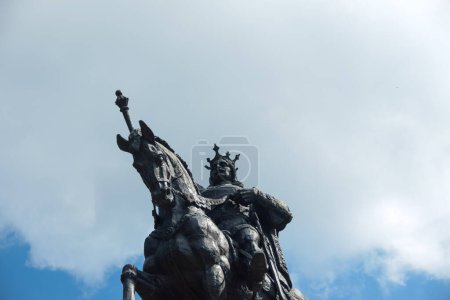Statue équestre majestueuse d'Étienne le Grand (Stefan cel Mare) contre un ciel bleu clair, Suceava, Roumanie