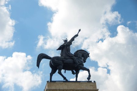 Statue équestre majestueuse d'Étienne le Grand (Stefan cel Mare) contre un ciel bleu clair, Suceava, Roumanie