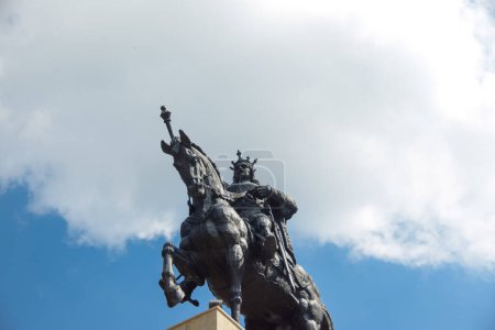 Majestuosa Estatua Ecuestre de Esteban el Grande (Stefan cel Mare) Contra un cielo azul claro, Suceava, Rumania
