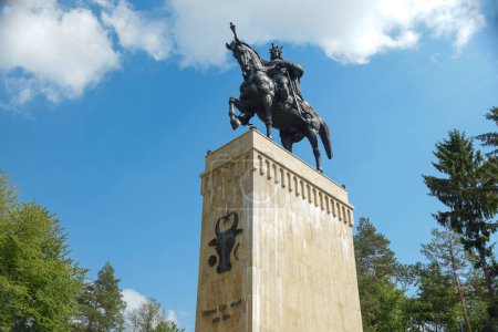 Majestätische Reiterstatue von Stefan dem Großen (Stefan cel Mare) vor klarem blauem Himmel, Suceava, Rumänien