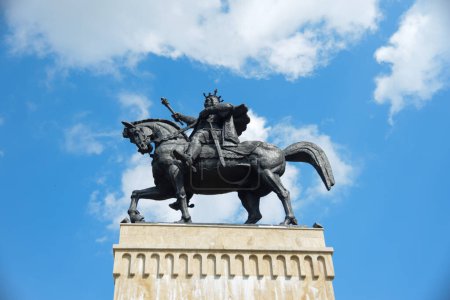 Majestuosa Estatua Ecuestre de Esteban el Grande (Stefan cel Mare) Contra un cielo azul claro, Suceava, Rumania