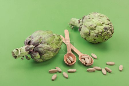 Compléments alimentaires Capsules d'extrait de feuille d'artichaut. Médecine alternative, mode de vie à base de plantes, autosoin sain. Savannah vert fond tendance, plat, espace de copie