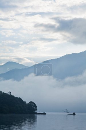 Téléchargez les photos : Le paysage de Sun Moon Lake le matin. c'est une attraction célèbre à Nantou, Taiwan. - en image libre de droit