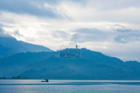Téléchargez les photos : Le paysage de Sun Moon Lake le matin. c'est une attraction célèbre à Nantou, Taiwan. - en image libre de droit