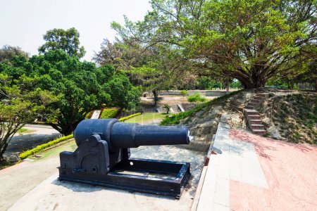 Téléchargez les photos : Vue du canon au château éternel d'or à Tainan, Taiwan. Le château a été construit en 1874 et achevé en 1876. - en image libre de droit