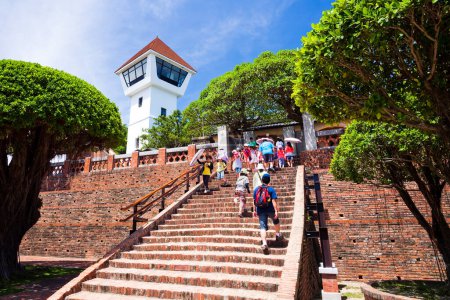 Téléchargez les photos : Les touristes visitent le vieux fort Anping à Tainan, Taiwan qui est le plus ancien bâtiment de la forteresse à Taiwan. - en image libre de droit