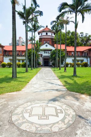 Foto de Paisaje del campus de Tamkang Senior High School en Tamsui de la ciudad de New Taipei, Taiwán. Fundada en 1914 por la Iglesia Presbiteriana en Taiwán. - Imagen libre de derechos