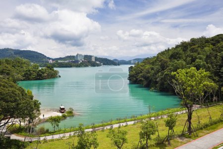 Téléchargez les photos : Le paysage de Sun Moon Lake dans la matinée, c'est une attraction célèbre à Nantou, Taiwan. - en image libre de droit