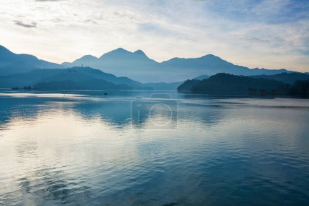Téléchargez les photos : Le lever du soleil du lac Sun Moon à Nantou, Taïwan, est l'une des attractions célèbres de Taïwan. - en image libre de droit