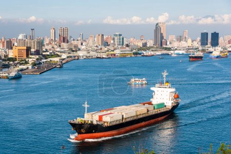 Das Containerschiff verlässt den Hafen von Kaohsiung, Taiwan.