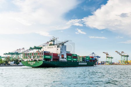 Foto de El buque portacontenedores de Evergreen Shipping está navegando hacia Kaohsiung Second Harbor, Taiwán. - Imagen libre de derechos