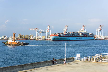 Foto de El buque portacontenedores de Maersk Shipping está saliendo de Kaohsiung Second Harbor, Taiwán. - Imagen libre de derechos