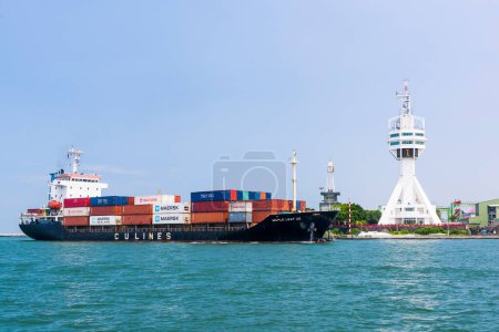Foto de El buque portacontenedores está navegando hacia Kaohsiung Second Harbor, Taiwán. - Imagen libre de derechos