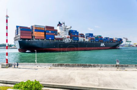 Foto de El buque portacontenedores de APL Shipping está navegando en el segundo puerto de Kaohsiung, Taiwán. - Imagen libre de derechos