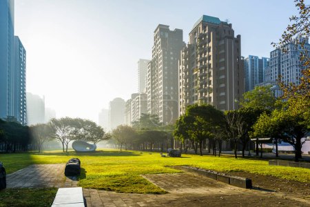 Foto de Vista del espacio verde del parque y edificios modernos en ambos lados en el centro de Taichung, Taiwán. aquí está cerca del Teatro Nacional Taichung. - Imagen libre de derechos
