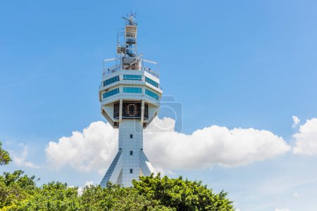Foto de Vista de la torre del Servicio de Tráfico de Buques (VTS) en Puerto de Kaohsiung, Taiwán. fue construido para controlar los buques que entraban y salían del puerto de Kaohsiung. Situado en la orilla del segundo puerto en el puerto de Kaohsiung. - Imagen libre de derechos