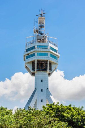 Foto de Vista de la torre del Servicio de Tráfico de Buques (VTS) en Puerto de Kaohsiung, Taiwán. fue construido para controlar los buques que entraban y salían del puerto de Kaohsiung. Situado en la orilla del segundo puerto en el puerto de Kaohsiung. - Imagen libre de derechos