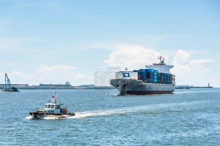 Foto de El buque portacontenedores de Wan Hai Shipping está navegando hacia el segundo puerto de Kaohsiung, Taiwán. - Imagen libre de derechos