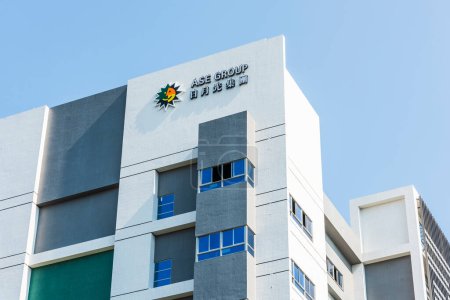 Foto de Vista del edificio del Grupo ASE en Kaohsiung, Taiwán. es un proveedor de servicios independientes de ensamblaje de semiconductores y fabricación de pruebas. - Imagen libre de derechos