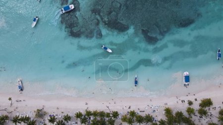 Téléchargez les photos : Saona island tropical beach in Caribbean sea  Dominican Republic top view - en image libre de droit