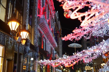 Straße in einer Weihnachtsnacht in einer alten europäischen Stadt