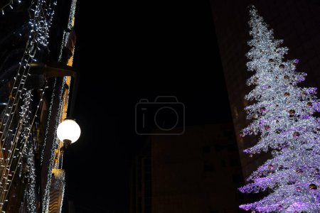 Foto de Calle en una noche de Navidad en una vieja ciudad europea - Imagen libre de derechos