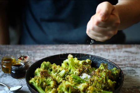 Téléchargez les photos : Brocoli cuit à la sauce aigre-douce. Aliments sains. - en image libre de droit