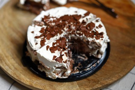 Téléchargez les photos : Gâteau au chocolat crémeux aux cerises. Gâteau Kirsch. - en image libre de droit