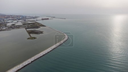 Foto de Diferentes colores entre el mar y el río, vista aérea desde el dron. - Imagen libre de derechos