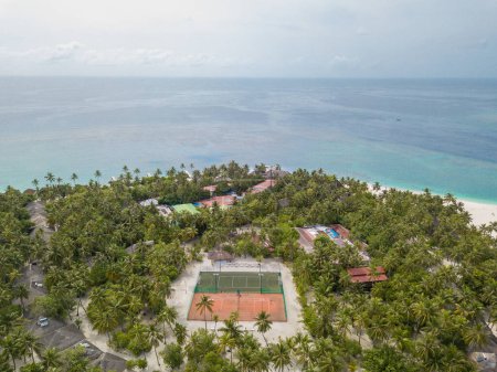 Foto de Vista aérea desde el dron de un pueblo turístico en las Maldivas. - Imagen libre de derechos