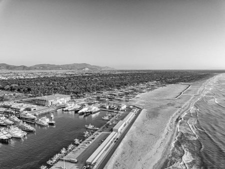 Téléchargez les photos : Vue aérienne depuis le drone du port touristique avec de nombreux bateaux et yacht de luxe
. - en image libre de droit