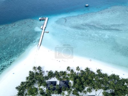 Téléchargez les photos : Vue aérienne depuis une plage de drones blancs et une mer cristalline, Maldives. - en image libre de droit