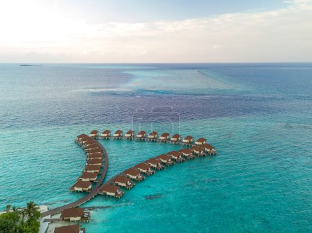Foto de Vista aérea desde el dron de bungalows sobre el agua, pueblo turístico en Maldivas. - Imagen libre de derechos