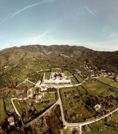 Foto de Vista panorámica desde el dron de la Certosa de Calci, Toscana, Italia. - Imagen libre de derechos