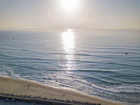 Foto de Vista aérea desde el dron de una espectacular puesta de sol en el mar. - Imagen libre de derechos
