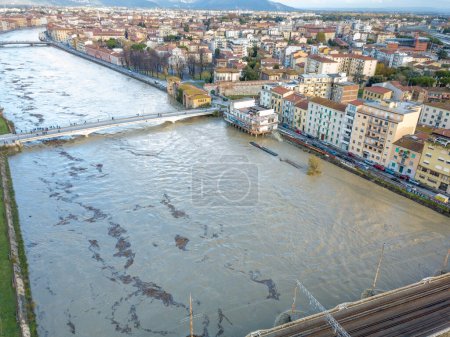 Foto de Vista aérea de Pisa y el río Arno durante una inundación, Toscana, Italia
. - Imagen libre de derechos