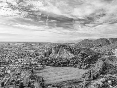 Téléchargez les photos : Vue aérienne depuis le drone d'un petit village sur une colline en Toscane. - en image libre de droit