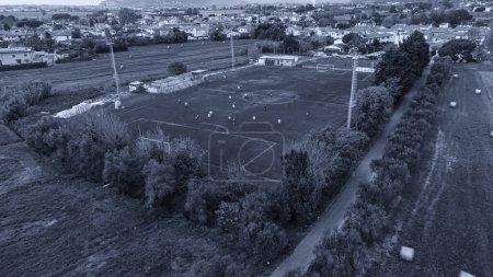 Foto de Vista aérea del partido de fútbol amateur en Toscana. - Imagen libre de derechos
