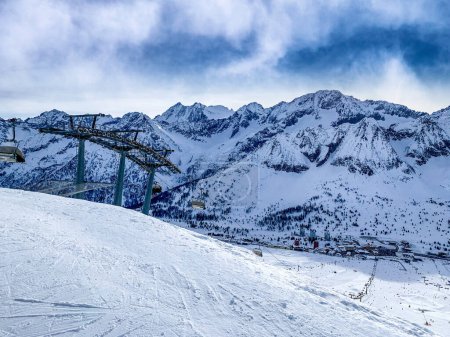 Téléchargez les photos : Passo del Tonale, ski lifts, Dolomites, Italy. - en image libre de droit