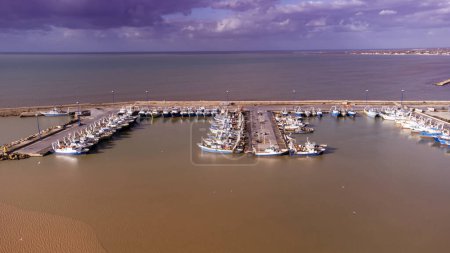Téléchargez les photos : Bateaux de pêche dans le port de Mazara del Vallo en Sicile sur 2021, vue aérienne. - en image libre de droit
