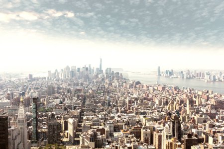 Téléchargez les photos : Vue aérienne de Manhattan avec ciel et nuages particuliers. - en image libre de droit