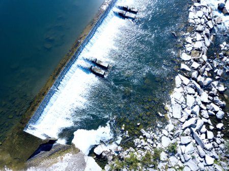 Téléchargez les photos : Vue aérienne de petites chutes sur la rivière Arno
. - en image libre de droit