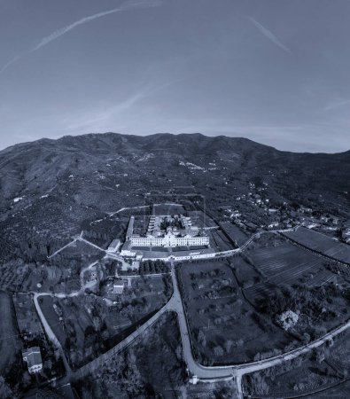 Vista panorámica desde el dron de la Certosa de Calci, Toscana, Italia.