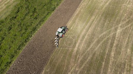 Foto de Aerial view of a tractor preparing the field for planting. - Imagen libre de derechos