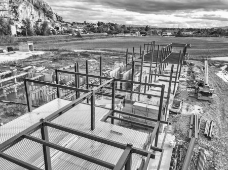 Téléchargez les photos : Vue aérienne d'un chantier de construction avec des machines lourdes pour le levage de matériaux. - en image libre de droit