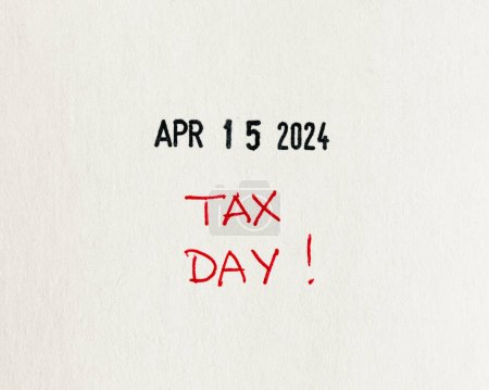 Téléchargez les photos : Alerte rouge "TAX DAY" manuscrite avec stylo rouge sur papier blanc texturé pour le 15 avril 2024, un rappel de produire des déclarations de revenus, plat, vue du haut vers le bas - en image libre de droit