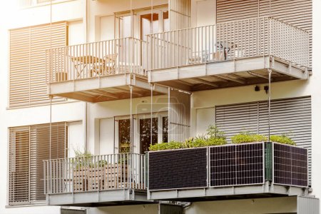 Téléchargez les photos : Panneaux solaires sur le balcon de l'immeuble. Balcon moderne avec système de panneaux solaires et volets de l'Eco Building. - en image libre de droit