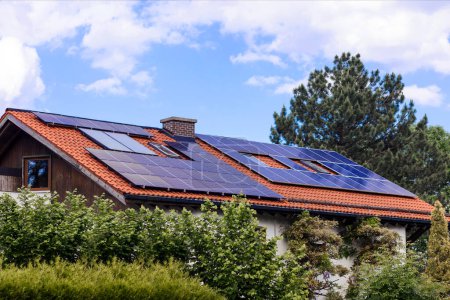 Foto de Paneles solares en el techo de la casa privada. Techo solar Eco Casa. - Imagen libre de derechos